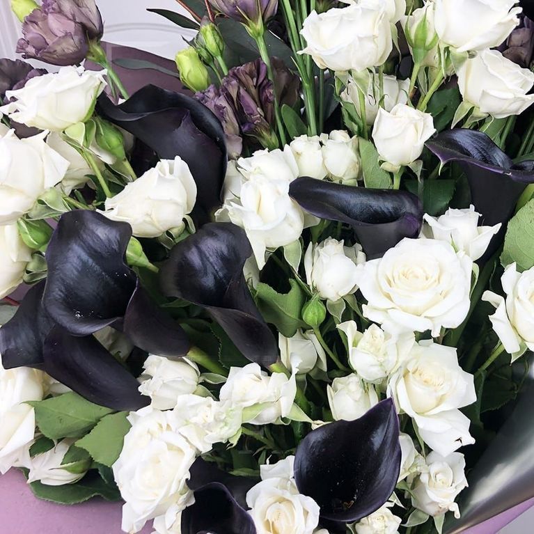 Букет 9 черных калл с кустовыми розами и лизиантусом