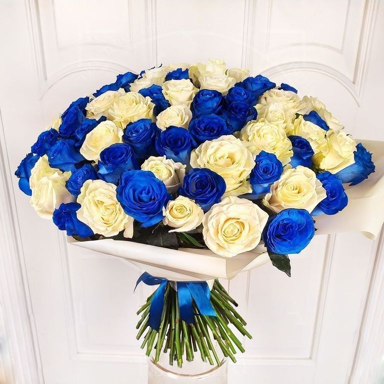 Букет 101 синяя и белая роза (Premium)