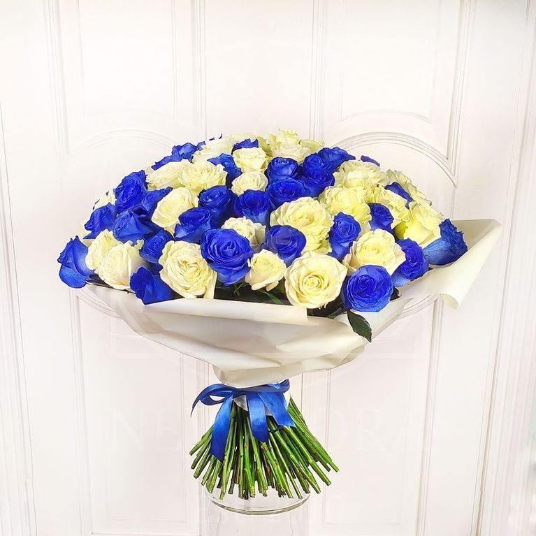 Букет 101 синяя и белая роза (Premium)