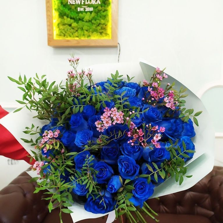 Букет 51 синяя роза Premium с ароматным ваксфлауэр (цвет года 2020 по версии Pantone)