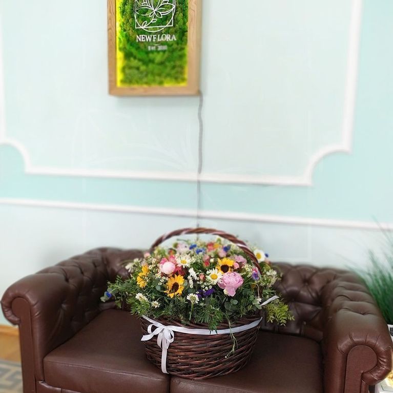Большая корзина цветов с васильками, пионами, ромашками и подсолнухами 60×70см
