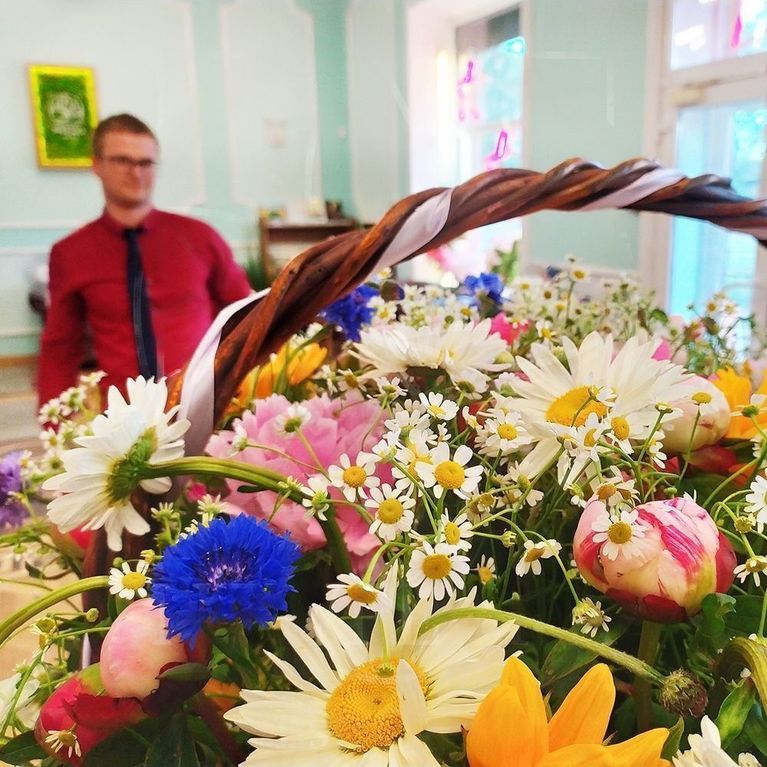 Большая корзина цветов с васильками, пионами, ромашками и подсолнухами 60×70см