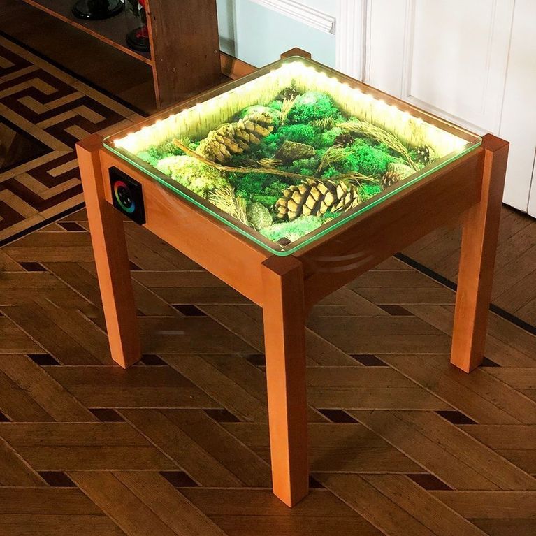 Журнальный столик с каленым стеклом, RGB подсветкой и наполнением 55×55см