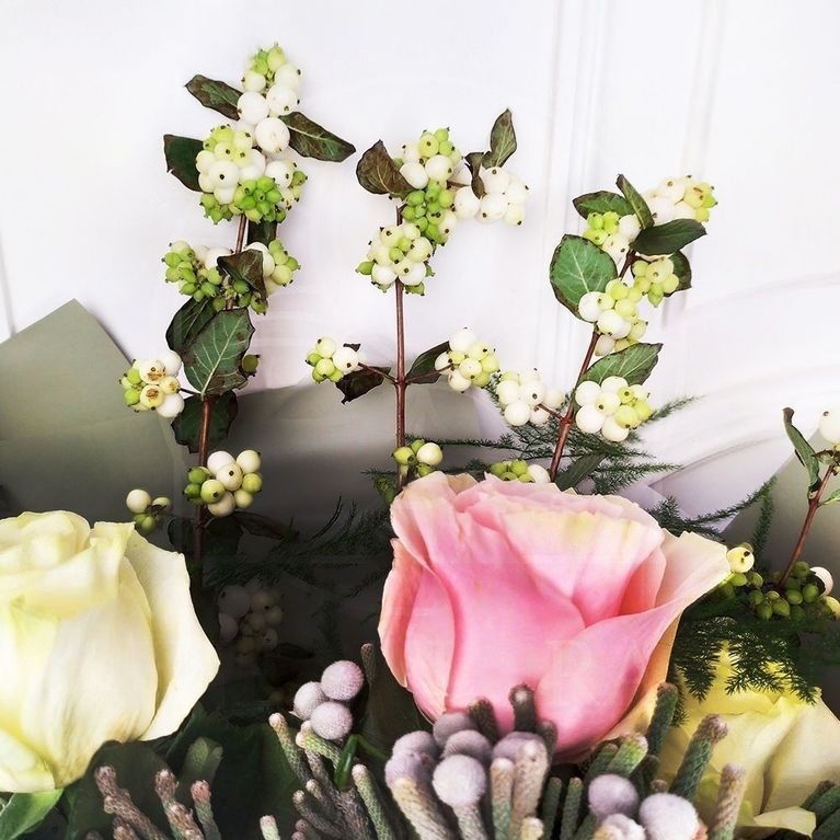 Букет роз с ирисами, дельфиниум и снежноягодник