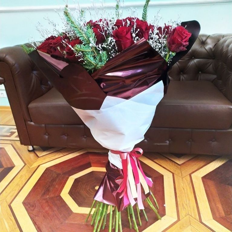 Зимний букет 35 красных роз 100см со снежной зеленью и лапником пихты