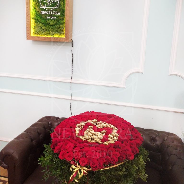 Огромная корзина 245 роз с зеленью и золотой буквой «M»