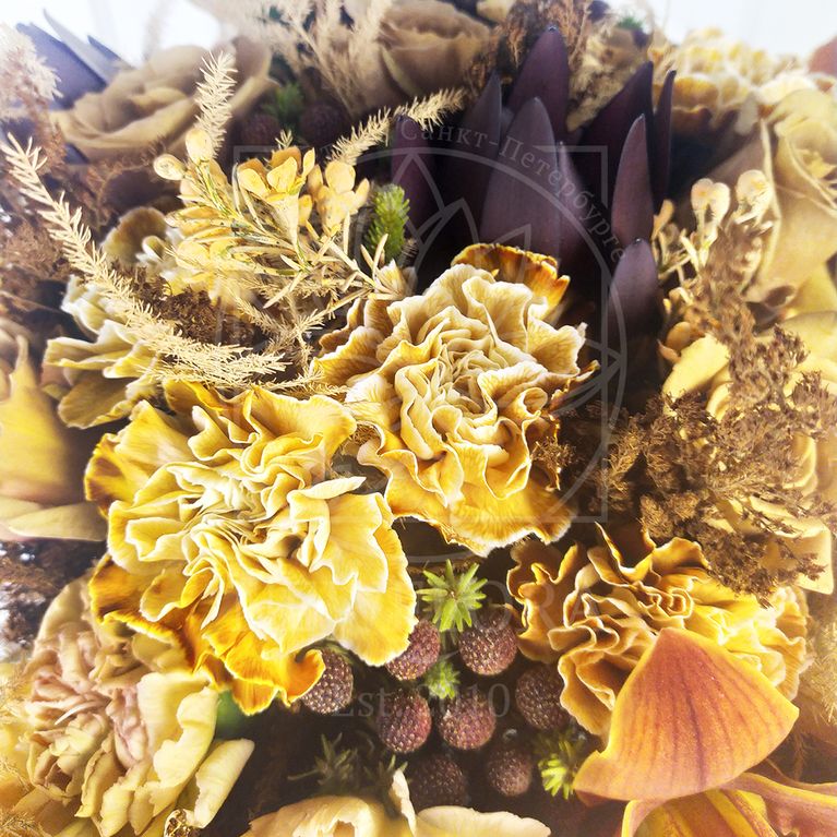 Кофейный букет с розами, орхидеями и карамельной гвоздикой