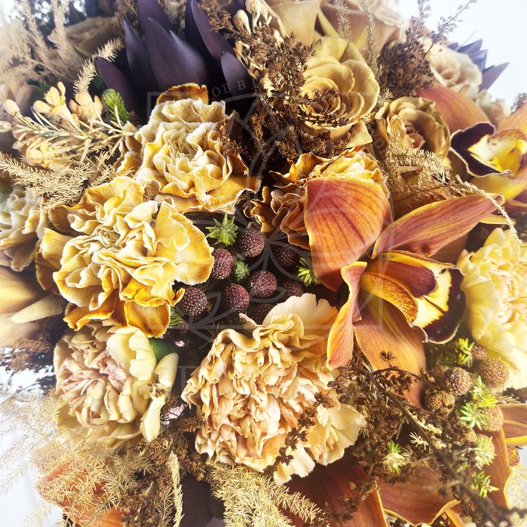 Кофейный букет с розами, орхидеями и карамельной гвоздикой