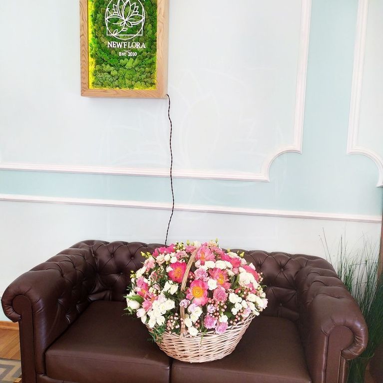 Корзина цветов с пионами, кустовыми розами и зеленью (d70см)