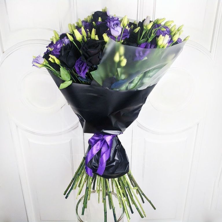 Букет 25 черных роз с фиолетовым лизиантусом