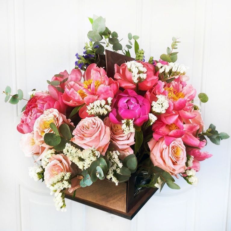 Цветочная сумочка с пионами, пионовидными розами и статицей