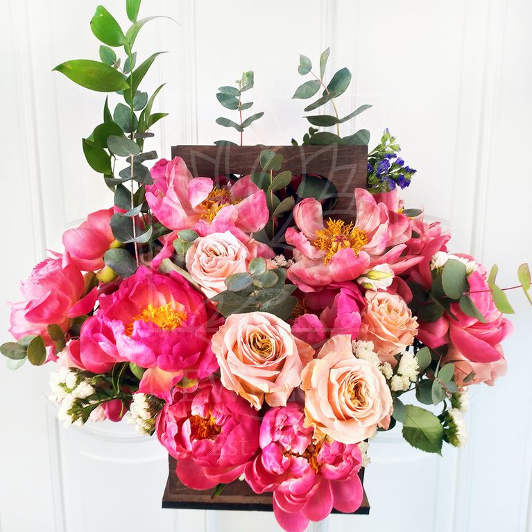 Цветочная сумочка с пионами, пионовидными розами и статицей