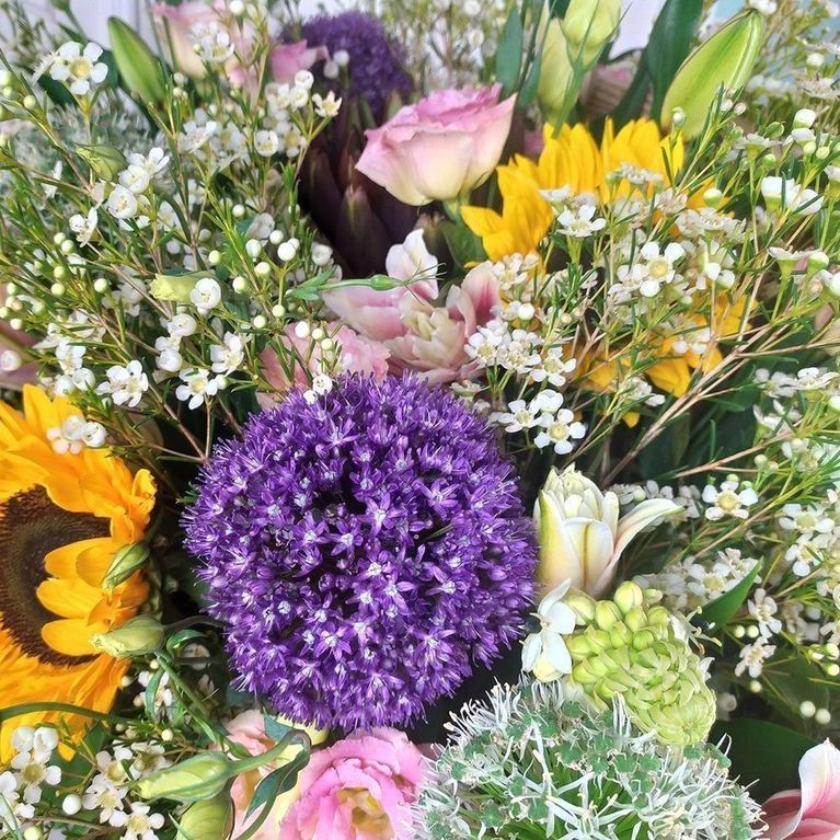 Корзина цветов с подсолнухами, орнитогалум и аллиум