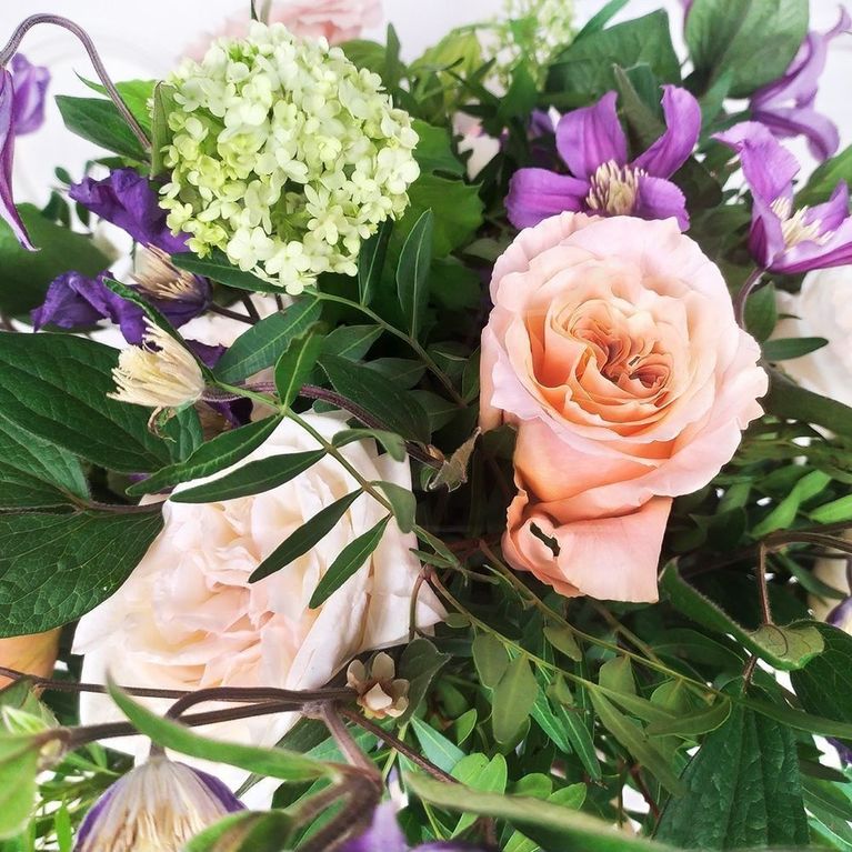 Букет пионовидных роз с клематисом и вибурнум