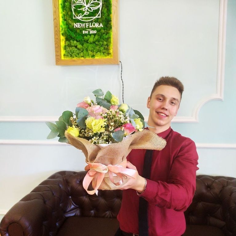 Композиция с розами, лизиантусами и эвкалиптом