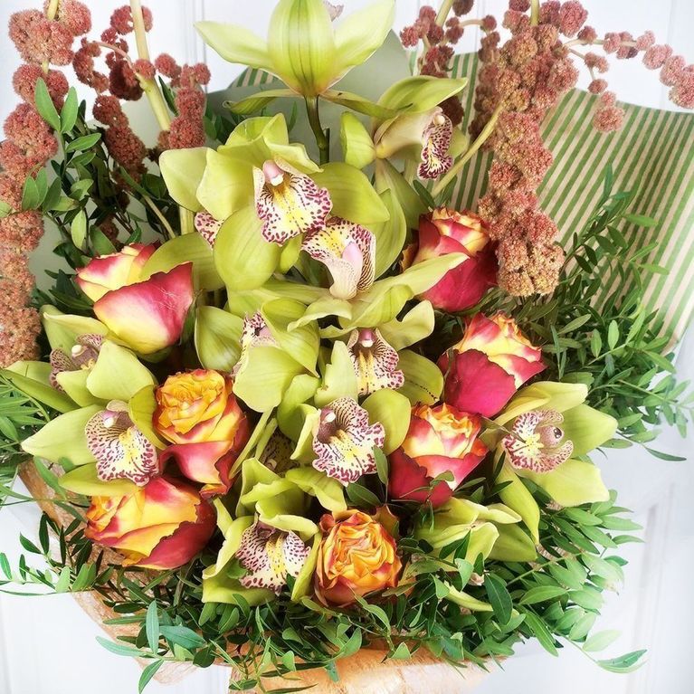 Букет персиковых роз с орхидеями и амарантом купить с доставкой в СПб