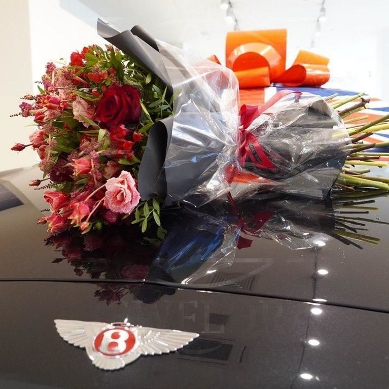 Букет «красная бомба» с розами, амарантом и целозией (заказчик Bentley)