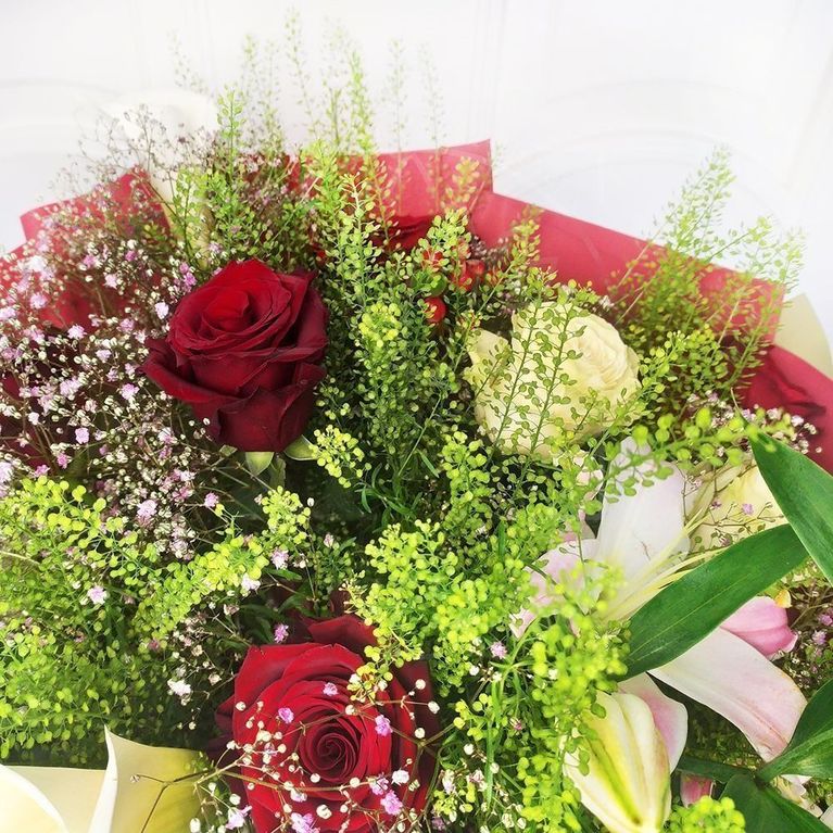 Букет роз с каллами, лилиями и зеленью