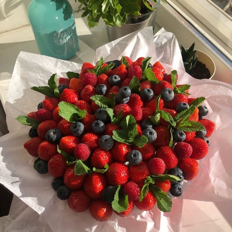 Шляпная коробка с клубникой, голубикой и малиной