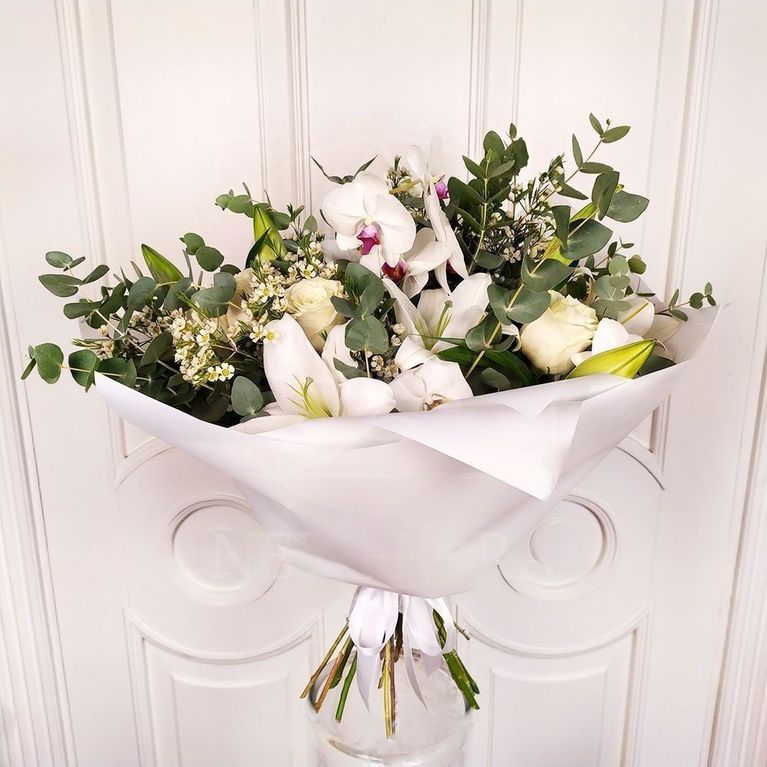 Букет белых роз с орхидеями и лилиями