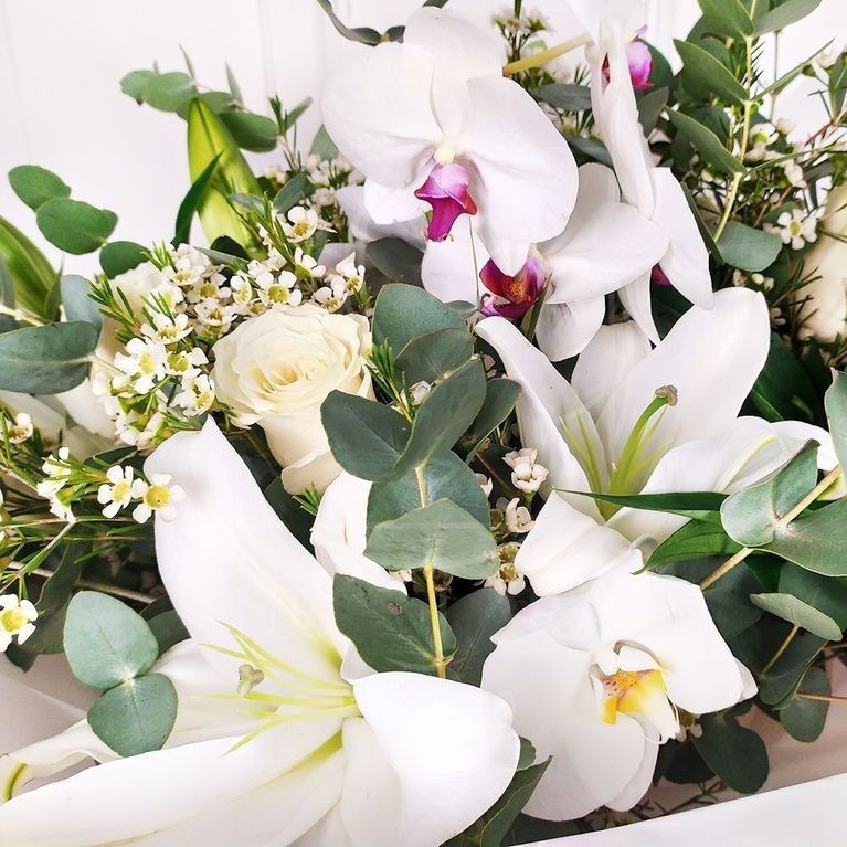 Букет белых роз с орхидеями и лилиями