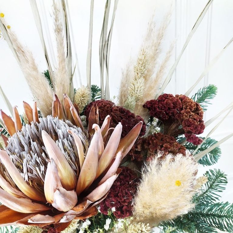 Зимний букет сухоцветов с протеей, целозией и лапником пихты