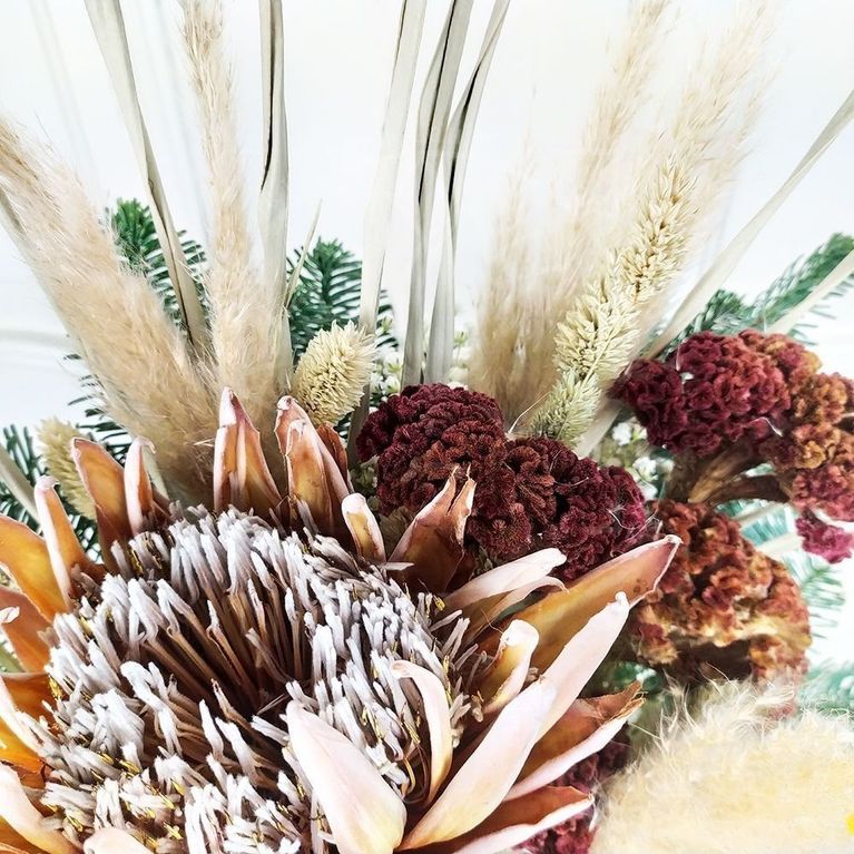 Зимний букет сухоцветов с протеей, целозией и лапником пихты