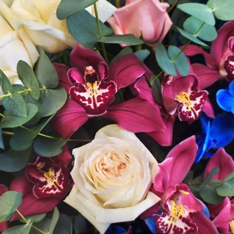 Букет 19 пионовидных ароматных роз с орхидеями и эвкалиптом (заказчик Bentley)