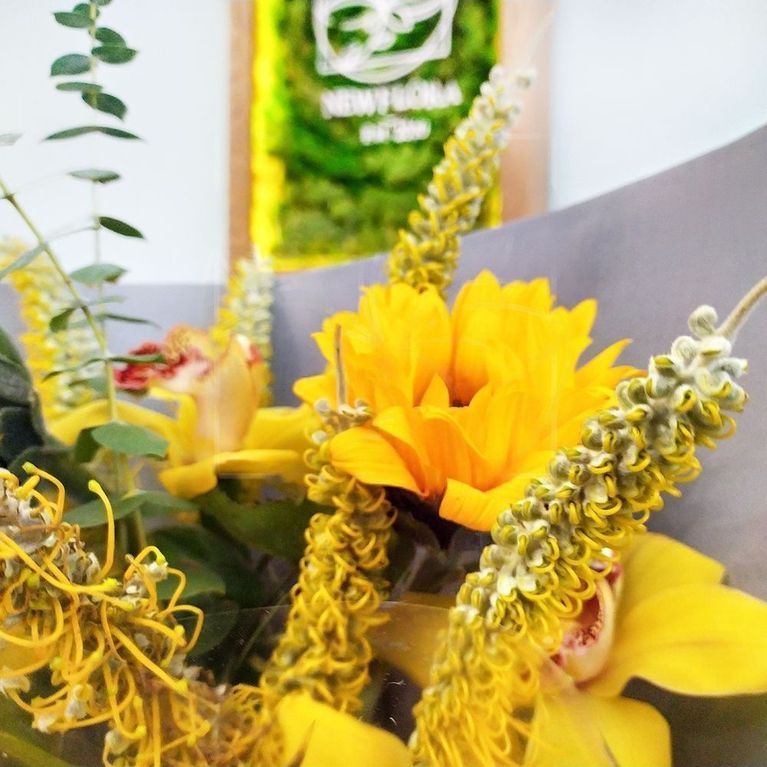 Букет подсолнухов с гревиллеей и орхидеями (цвет года 2021 по версии Pantone)