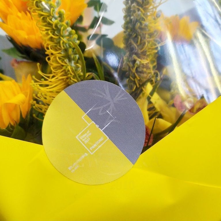 Букет подсолнухов с гревиллеей и орхидеями (цвет года 2021 по версии Pantone)