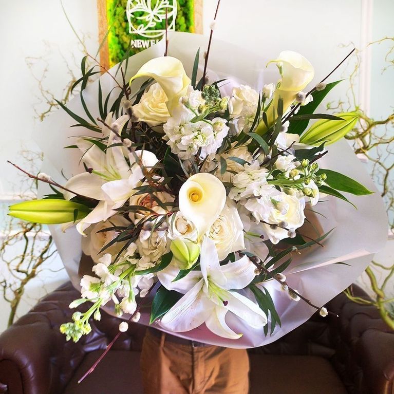 Букет лилий с пионовидными розами и вербой купить с доставкой в СПб