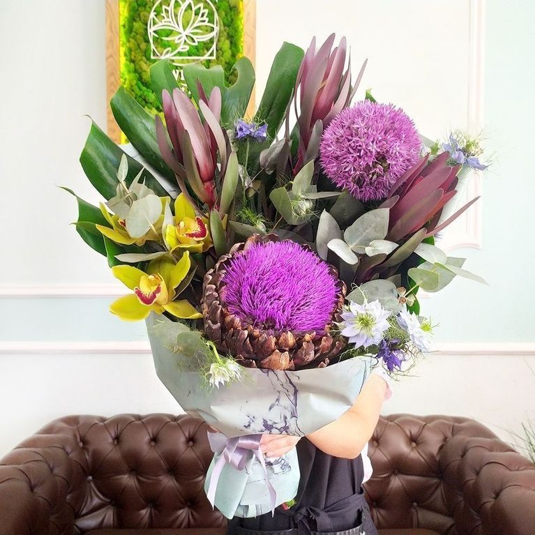 Букет орхидей с нигеллой и цветущим артишоком