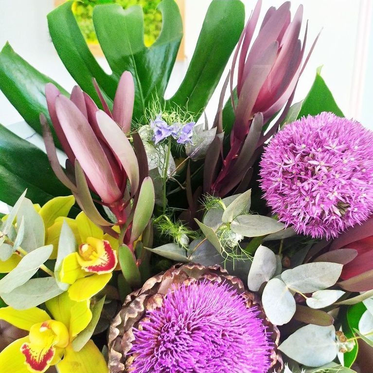 Букет орхидей с нигеллой и цветущим артишоком
