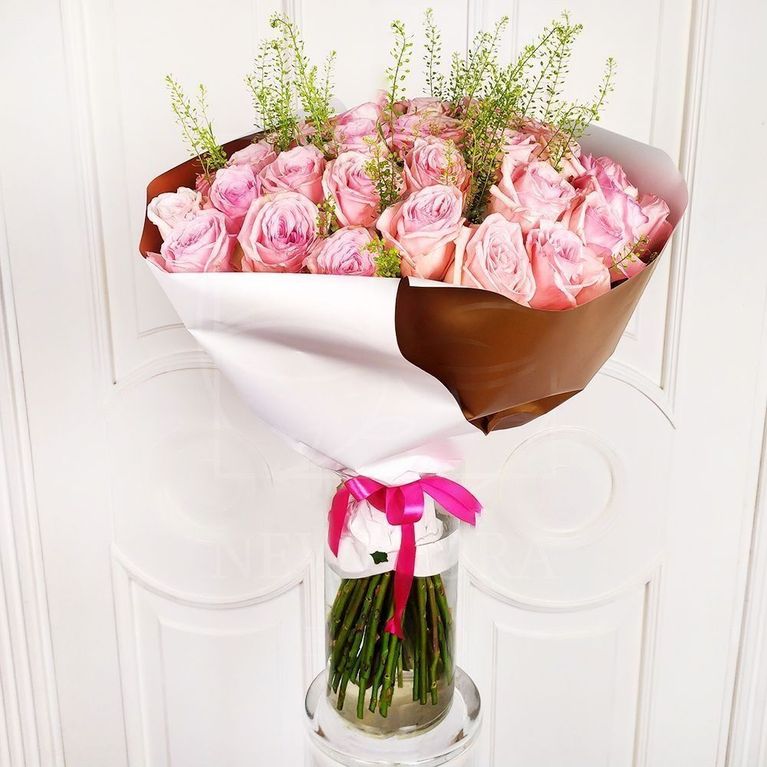 Букет 41 пионовидная ароматная роза Pink Ohara с зеленью
