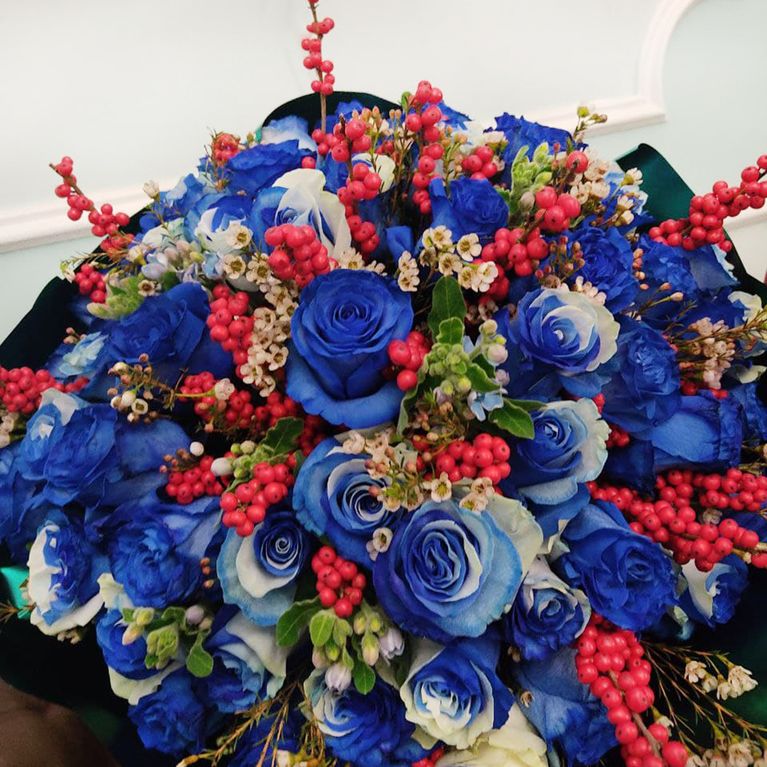 Букет 51 синяя роза с илексом и ваксфлауэр (цвет года 2020 по версии Pantone)