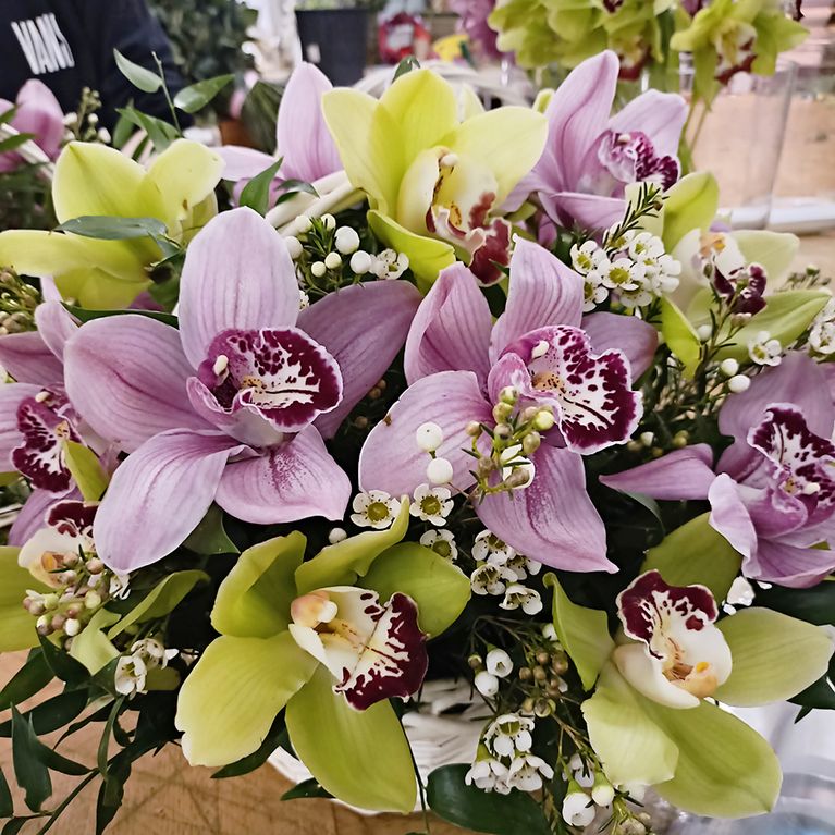 Корзина из сиреневых орхидей с ваксфлауэром белым