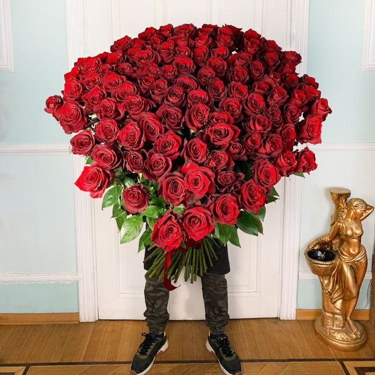 Букет 101 красная роза высотой 140см