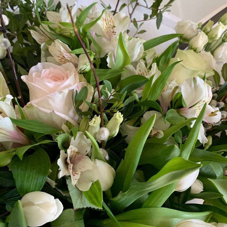 Букет тюльпанов с розами и лизиантусом