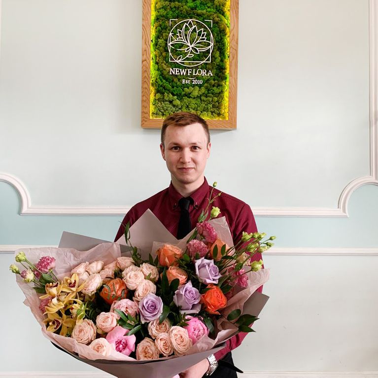 Букет роз с лизиантусом и орхидеей цимбидиум купить с доставкой в СПб