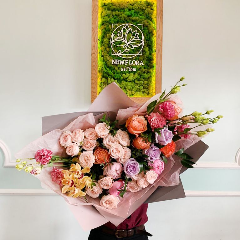 Букет роз с лизиантусом и орхидеей цимбидиум купить с доставкой в СПб