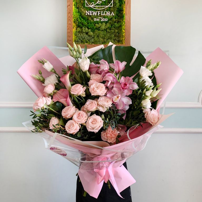 Букет орхидеи цимбидиум с розами и каллами купить с доставкой в СПб