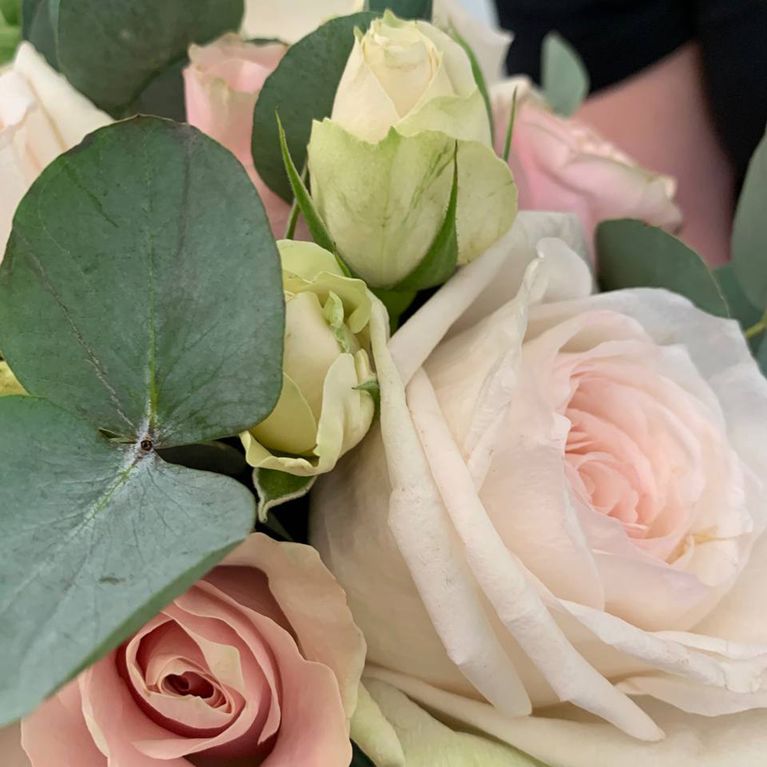 Свадебный букет с розами и эвкалиптом