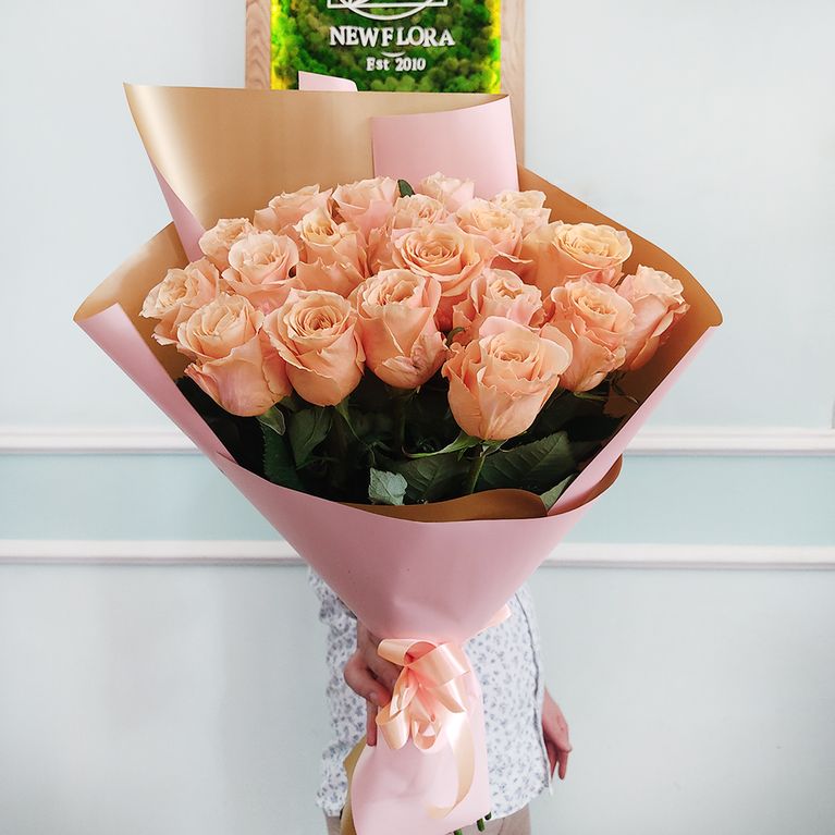 Букет 19 пионовидных роз сорт «Shimmer» в упаковке