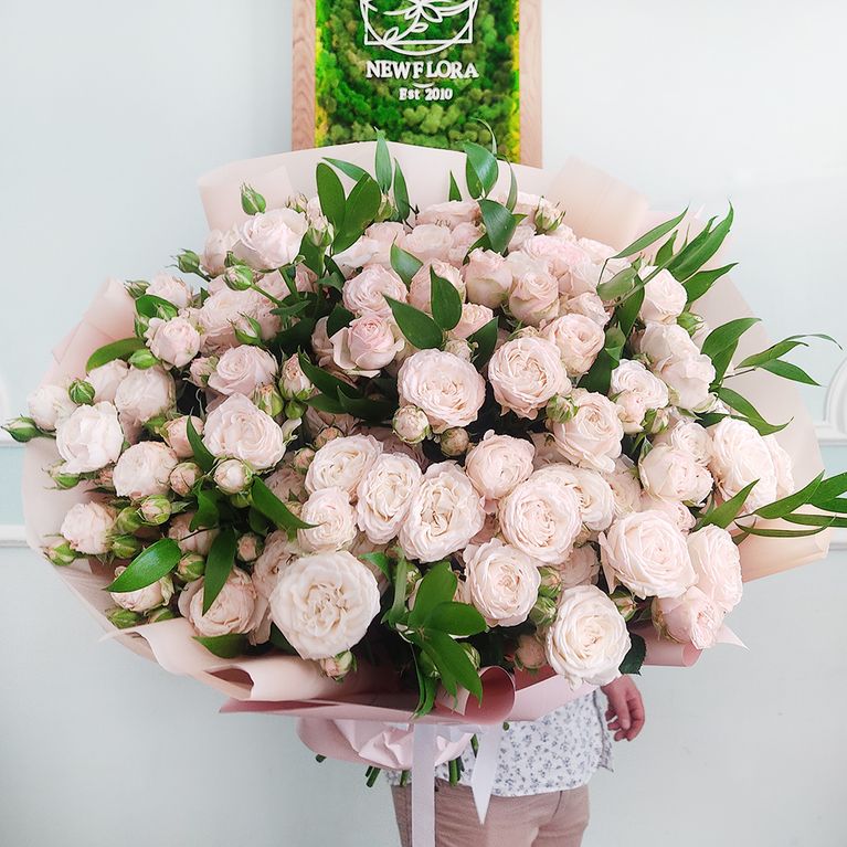 Букет 25 пионовидных кустовых роз с зеленью
