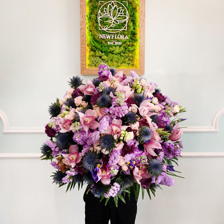 Букет со статицей, гвоздикой, орхидеей и кустовой пионовидной розой сорт «bombastic»