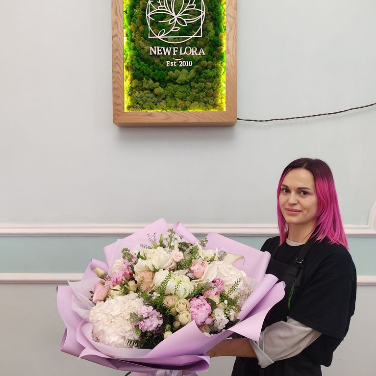 Букет роз с пионами, гортензией и хризантемой купить с доставкой в СПб
