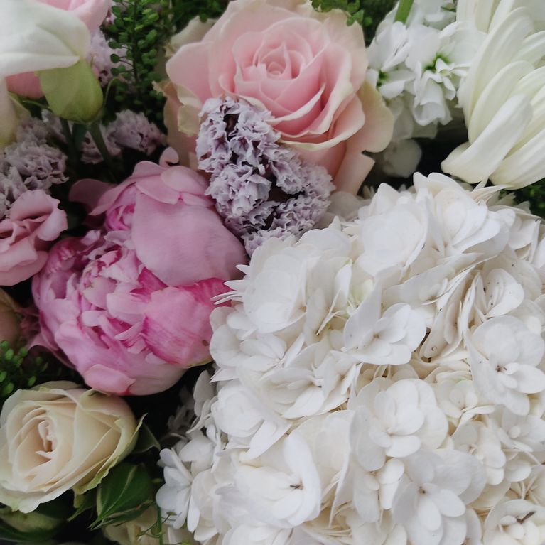 Букет роз с пионами, гортензией и хризантемой купить с доставкой в СПб