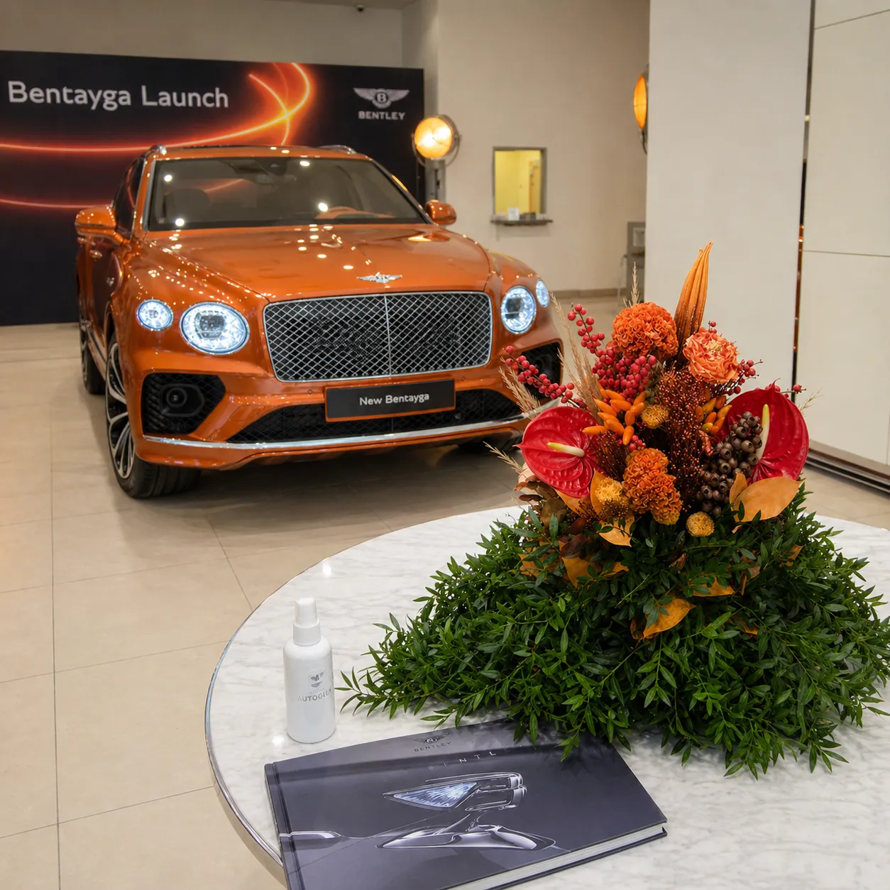 Курьер Newflora в костюме вручает букет на фоне Bentley