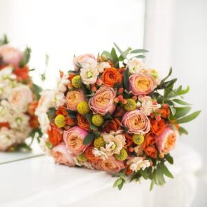 Свадебный букет с пионовидными розами и левкое