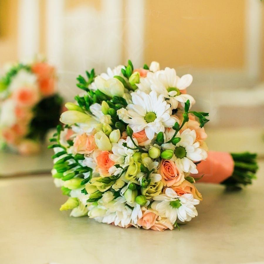 Свадебный букет с кустовой розой и белой фрезией